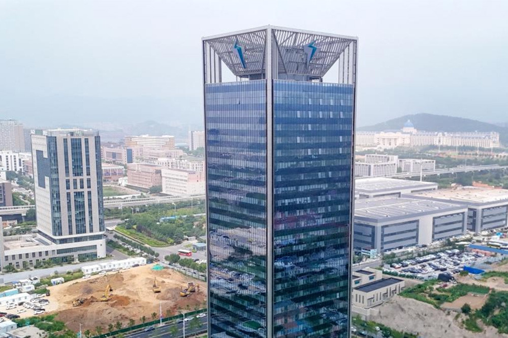 Tòa nhà đầu tiên sử dụng điện mặt trời và pin xe điện tái chế