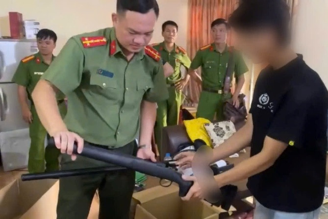 Triệt phá đường dây rao bán súng trên YouTube ở Hà Nội