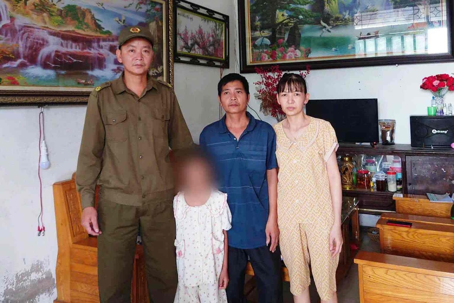 Trong 3 phút sinh tử, người đàn ông cứu bé gái chới với dưới ao sâu