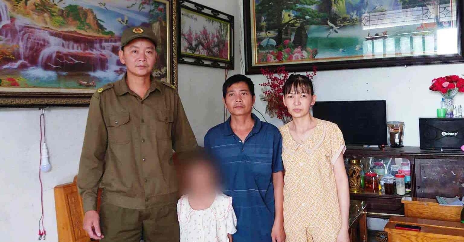 Trong 3 phút sinh tử, người đàn ông cứu bé gái chới với dưới ao sâu
