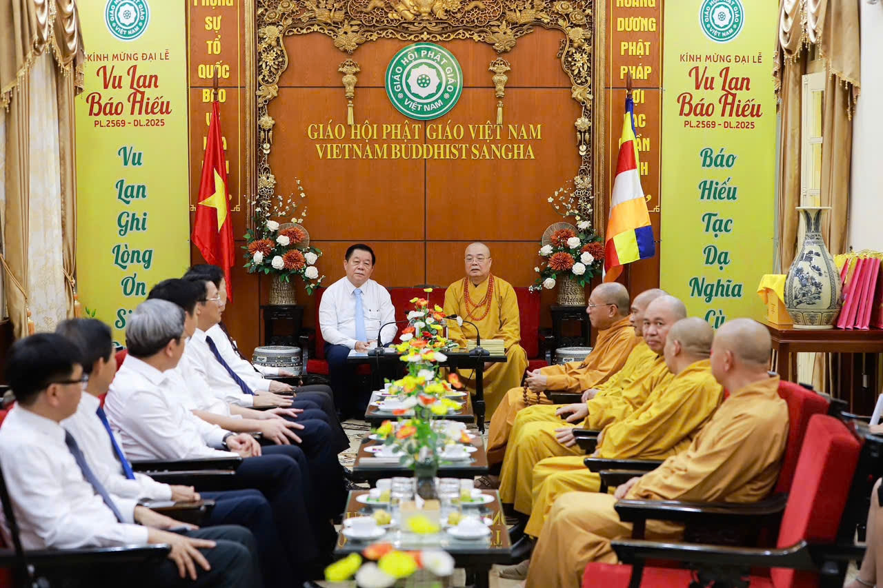 Trưởng Ban Tuyên giáo và Dân vận Trung ương thăm, chúc mừng các tổ chức tôn giáo