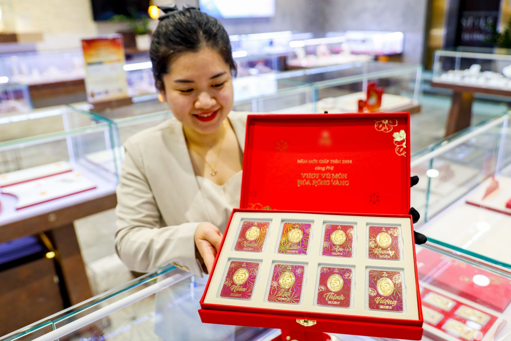 Giá vàng hôm nay 5/8/2025: SJC vọt tăng dữ dội, sát đỉnh kỷ lục 124 triệu đồng