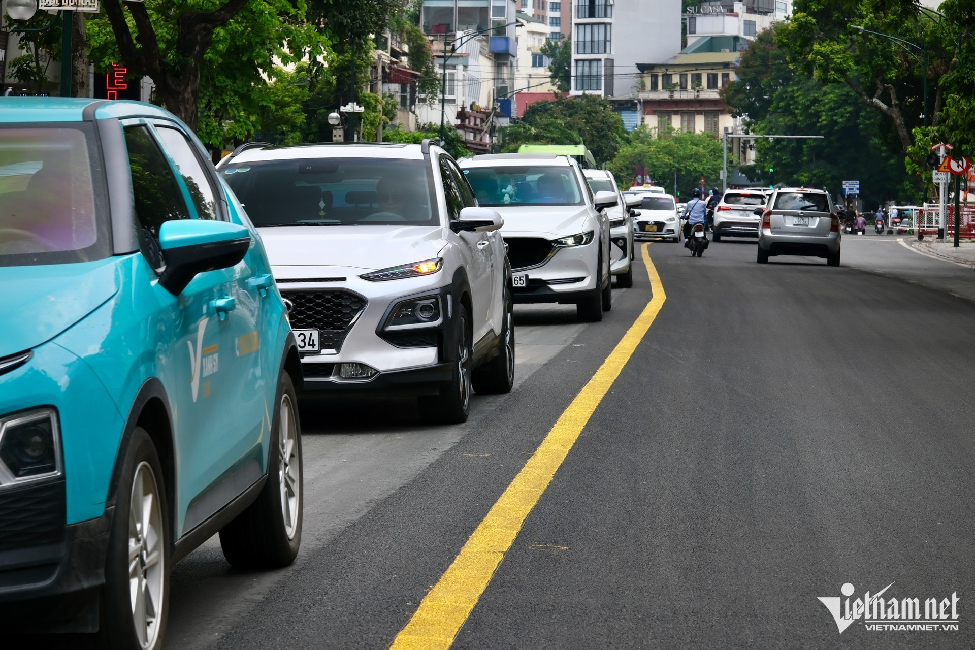 Bản tin sáng 4/8: Giao thông khác lạ khi Hà Nội dỡ hàng loạt dải phân cách cứng