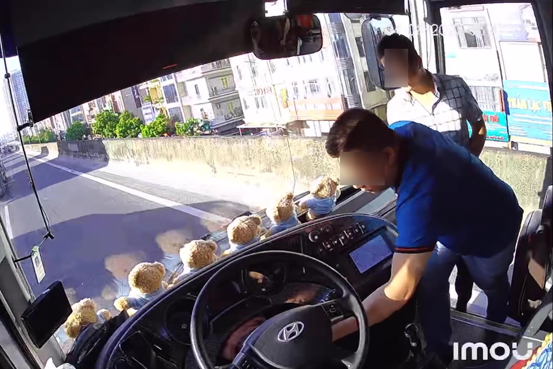 Bản tin trưa 4/8: Người đàn ông bất ngờ lao lên rút chìa khoá xe khách rồi bỏ đi