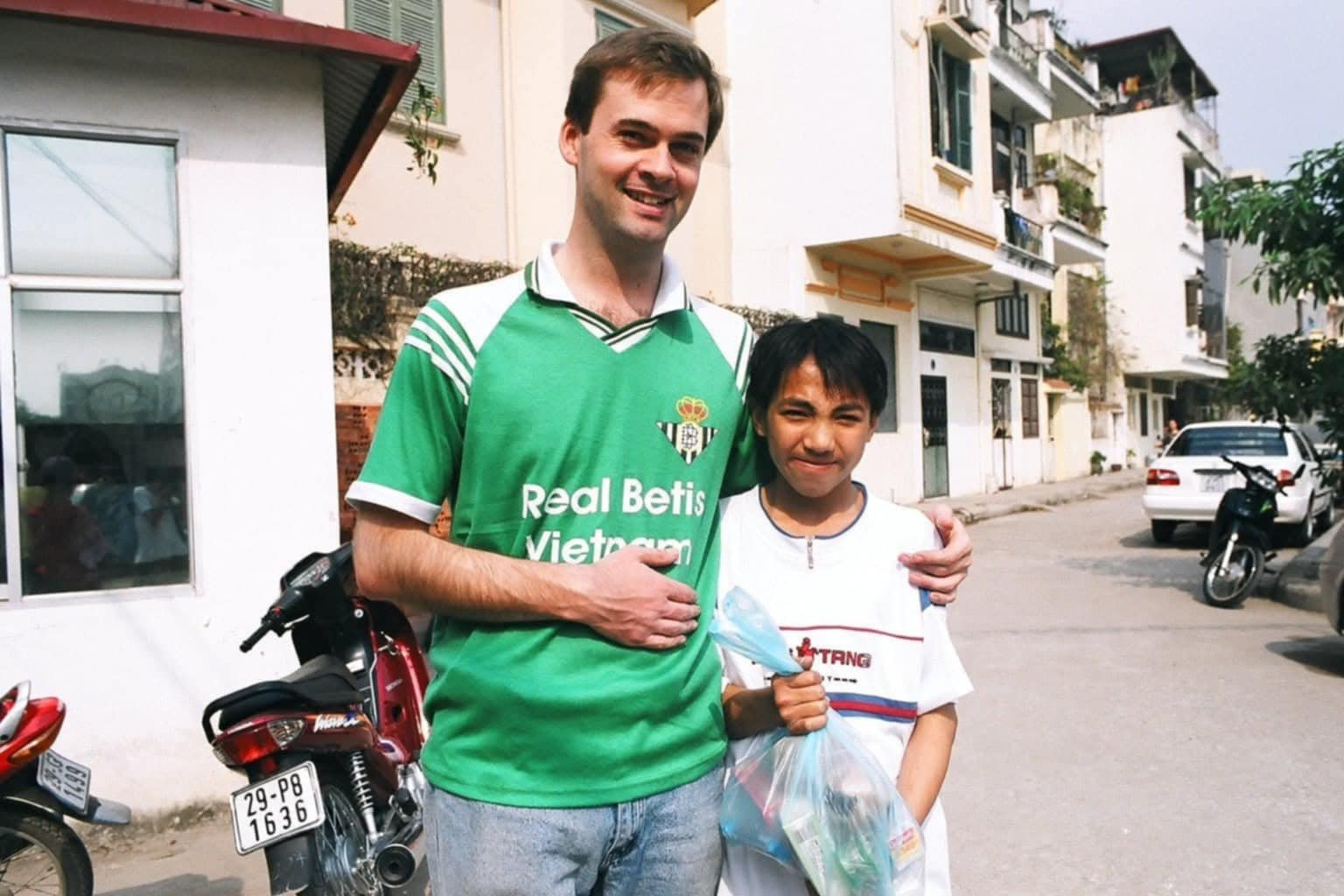 Cậu bé sứt môi ở Thanh Hóa đổi đời kỳ diệu sau cái nắm tay của vị khách Tây xa lạ