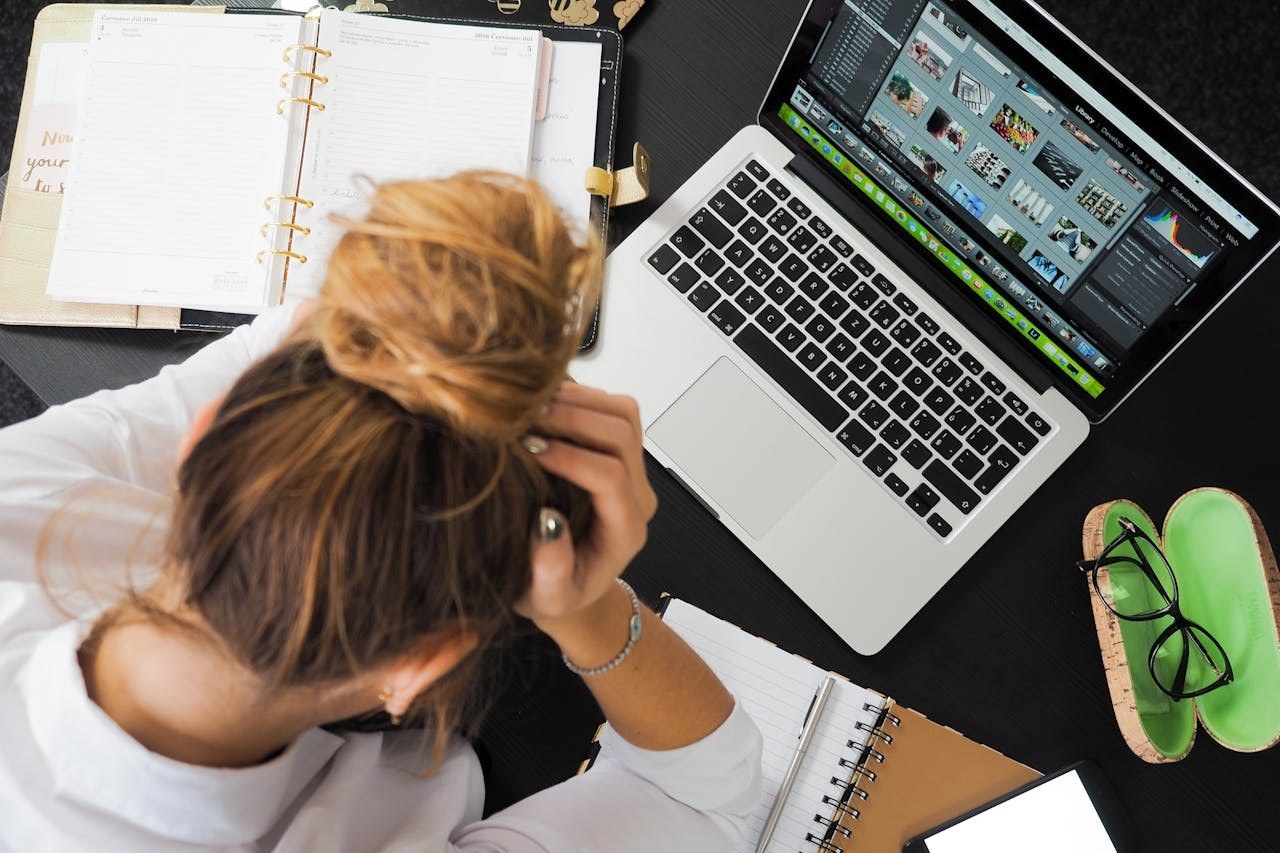 Cháu gái 15 tuổi dẫn bạn trai về nhà chú thím hẹn hò, bị nhắc còn ngang ngược