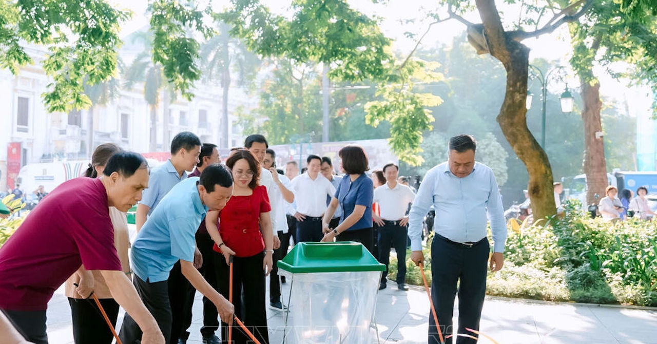 Chủ tịch Hà Nội tham gia dọn rác cùng người dân