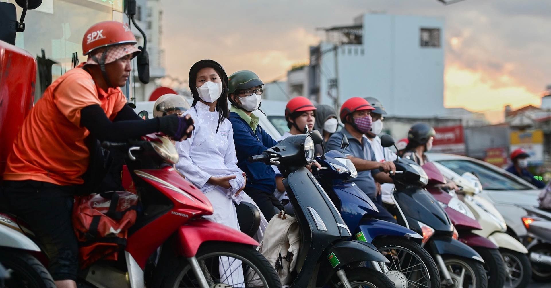 Chuyển xe xăng sang xe máy điện: Ai hưởng lợi?