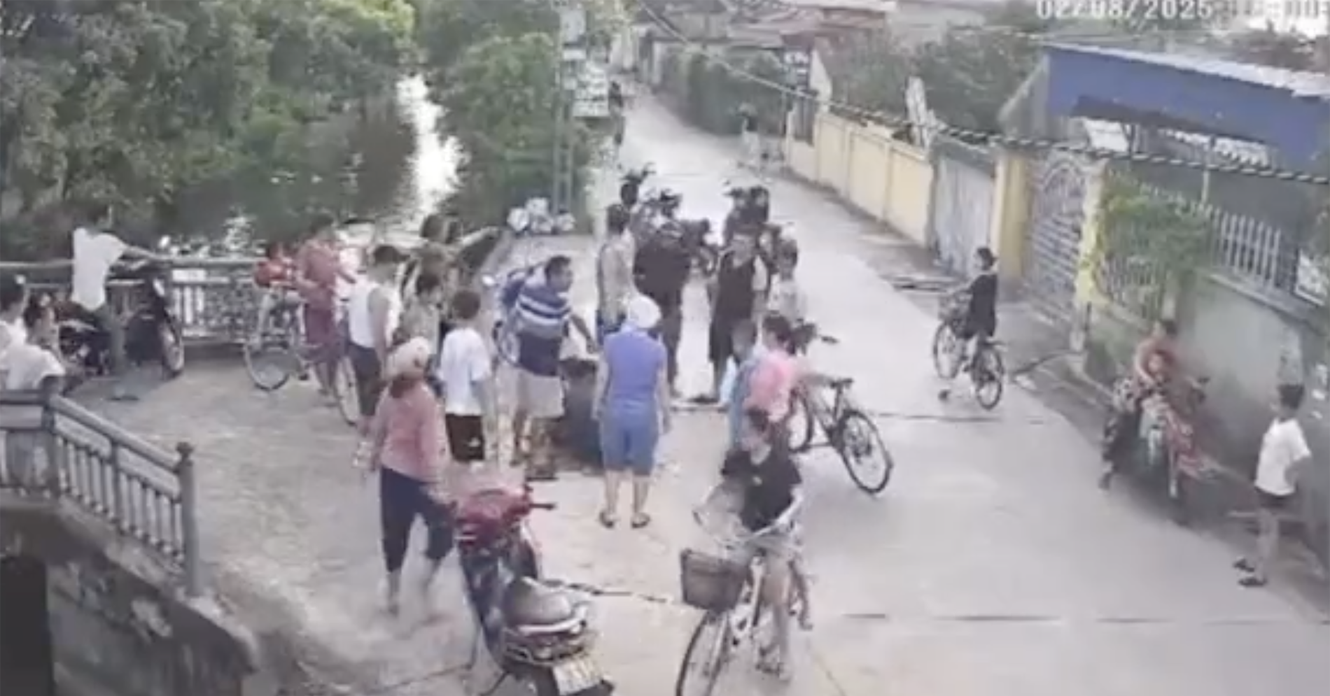 Camera ghi cảnh 2 &amp;apos;người hùng&amp;apos; cứu cháu bé bị đuối nước ở Ninh Bình