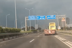 Clip tài xế container lạng lách, đánh võng trên cao tốc khiến các xe đi sau ‘khiếp đảm’