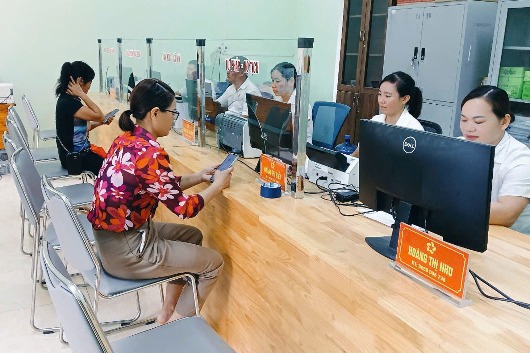 Công chức xã, phường: Việc nhiều, áp lực lớn, cần tăng lương hay tăng biên chế?