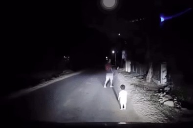 Gặp bé gái 2 tuổi lang thang lúc 1h sáng, tài xế Gia Lai có hành động ấm lòng