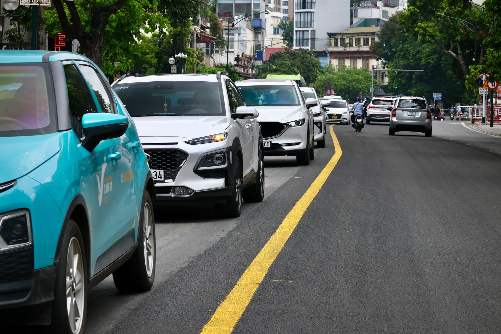 Giao thông khác lạ khi đường phố ở Hà Nội được dỡ hàng loạt dải phân cách cứng