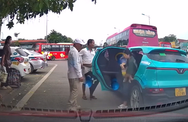 Làm rõ vụ nhóm người chặn taxi công nghệ đón khách, đuổi phụ nữ bế con nhỏ ra khỏi xe
