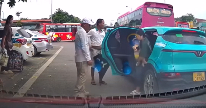 Làm rõ vụ nhóm người chặn taxi công nghệ đón kh...