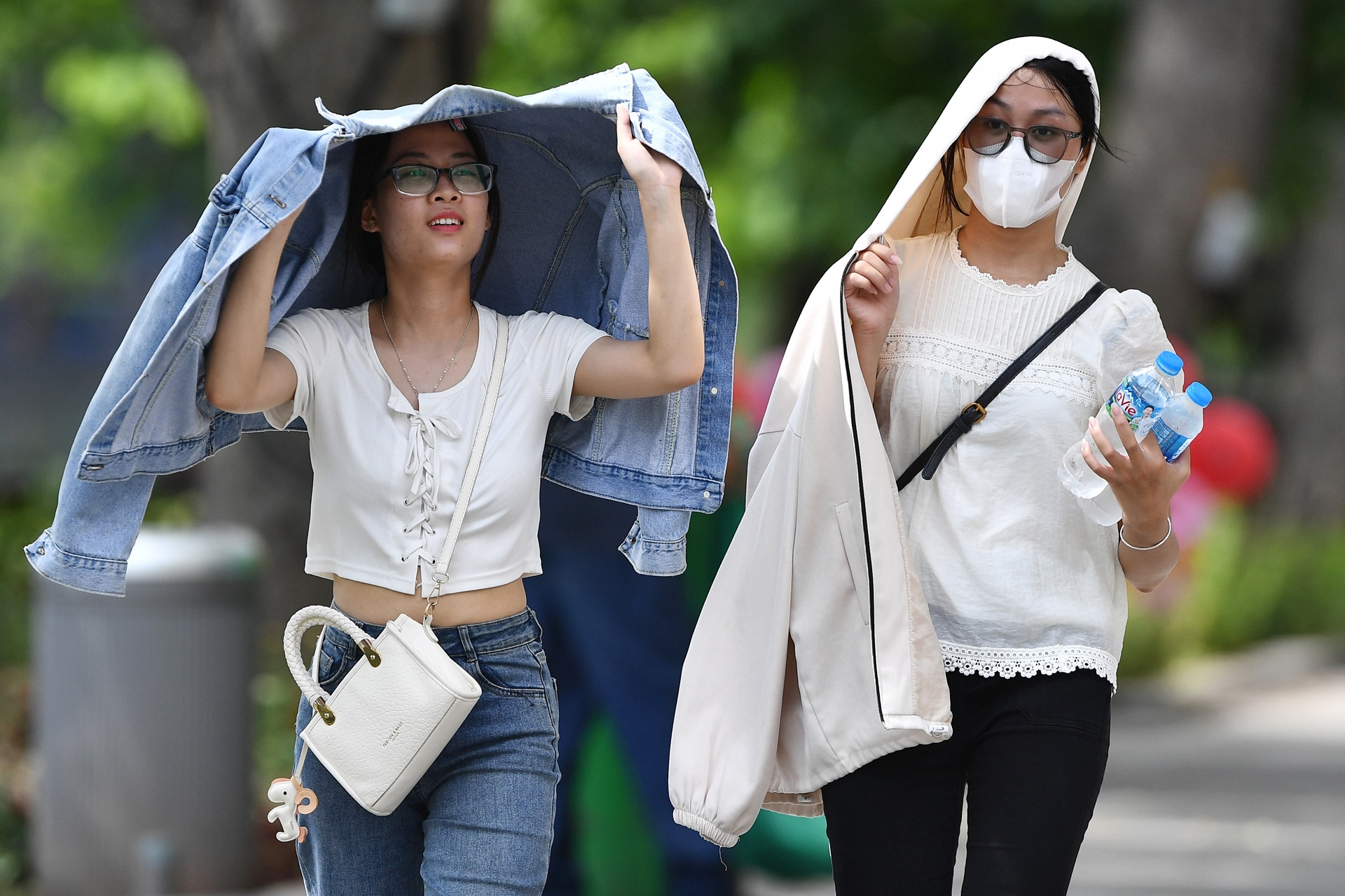 Lý giải miền Bắc nắng nóng gay gắt kỷ lục, trạm Láng ở Hà Nội 39,7 độ