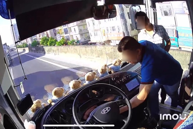 Người đàn ông ở Hà Nội bất ngờ lao lên xe khách đang lưu thông, rút chìa khóa rồi bỏ đi