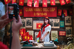 Quán cà phê Hà Nội rực sắc đỏ hút khách tới chụp ảnh nhân dịp 80 năm Quốc khánh