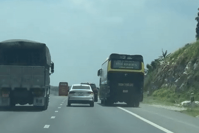 Thót tim clip xe giường nằm tạt đầu ô tô con trên cao tốc