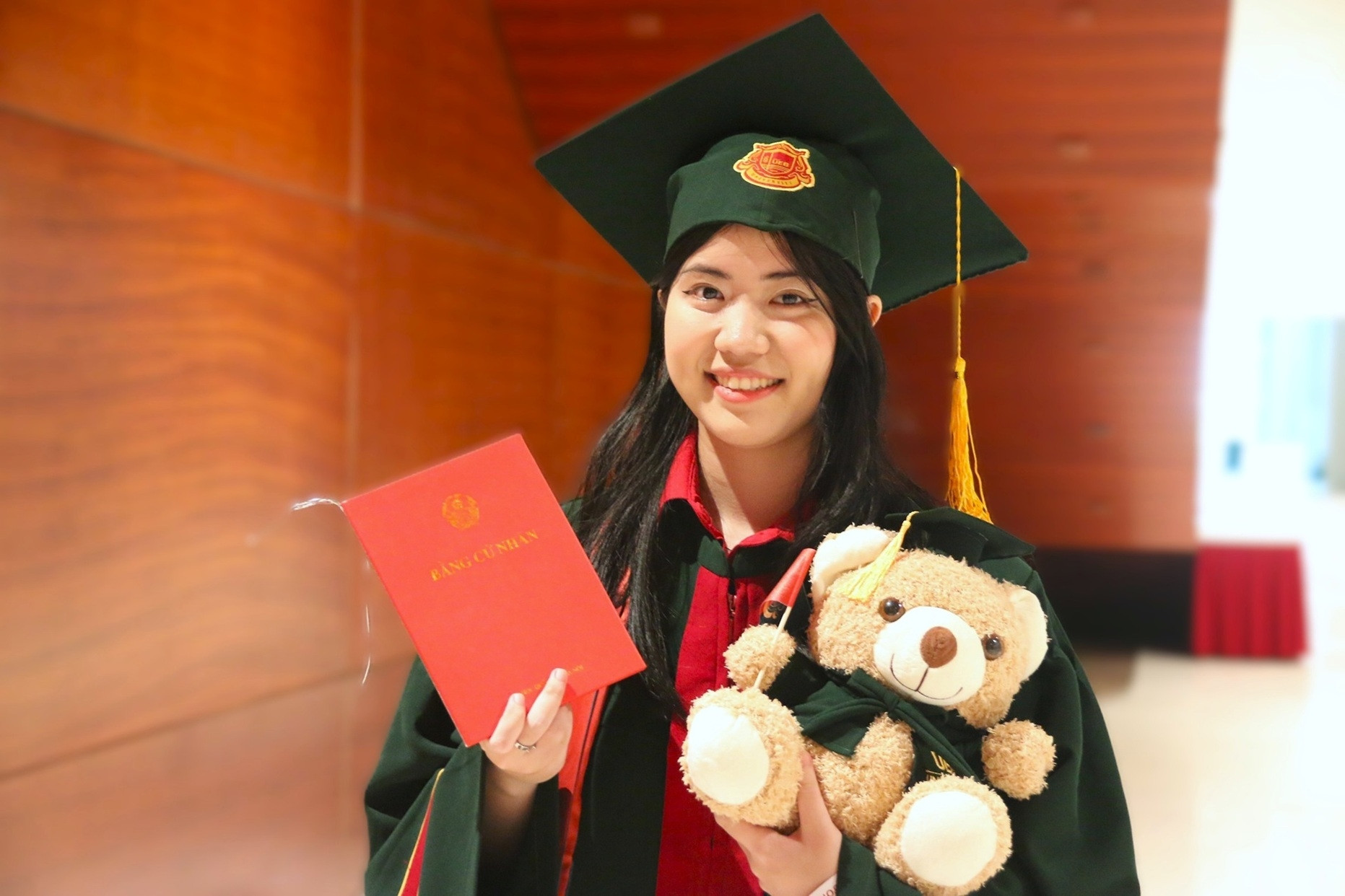 Thủ khoa tốt nghiệp loại xuất sắc, 4 năm đại học còn 'mang tiền về cho mẹ'