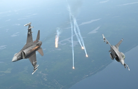 Tiêm kích Mỹ xua đuổi máy bay xâm nhập vùng cấm trên sân golf của ông Trump