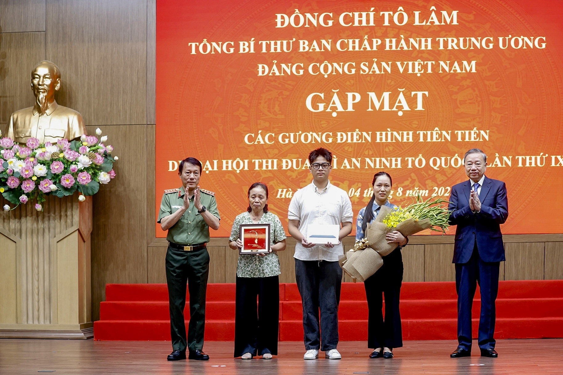 Tổng Bí thư xúc động tặng quà cho con liệt sĩ cứu hỏa Đặng Anh Quân