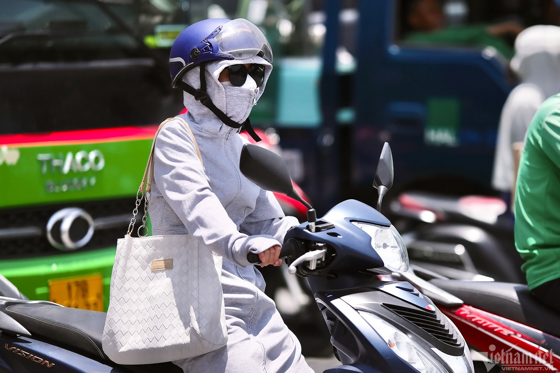 Trời nắng như đổ lửa, ăn mặc ra sao khi đi xe máy để không 'rước họa vào thân'?