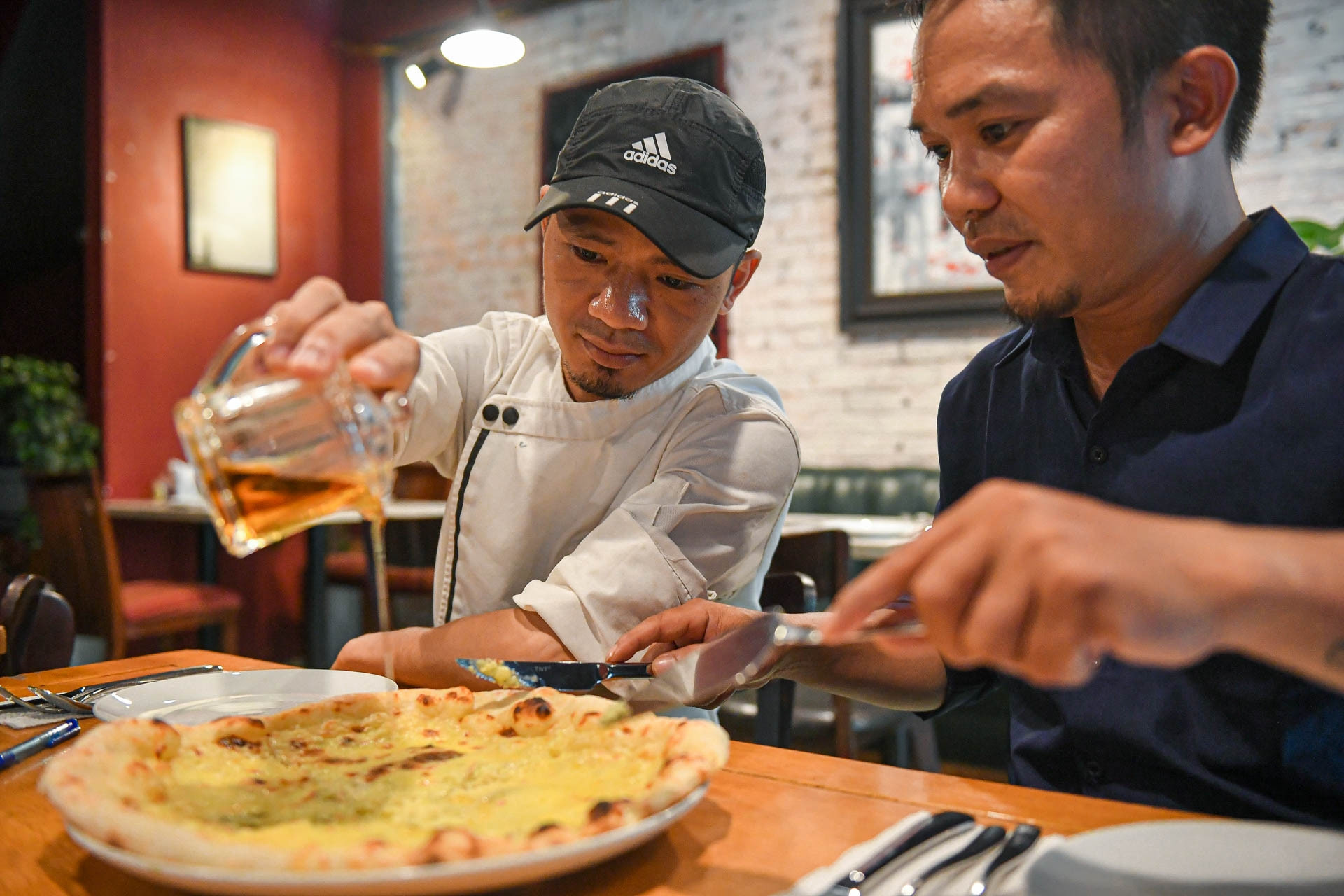 Từng đánh giày, ngủ gầm cầu Hà Nội, đôi bạn thành chủ nhà hàng pizza đông khách