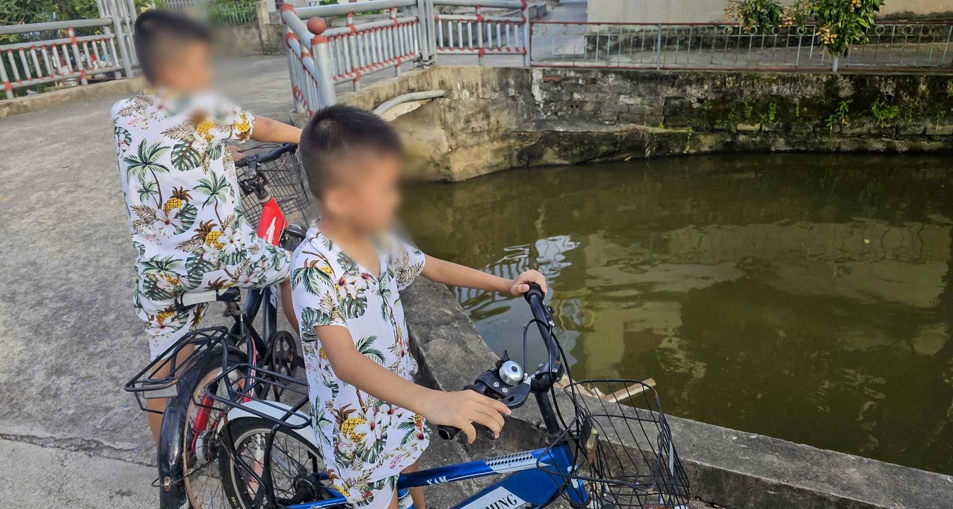 Vụ 2 cháu bé đi xe đạp bất ngờ ngã xuống kênh nước, lộ &amp;apos;điểm đen&amp;apos; rình rập