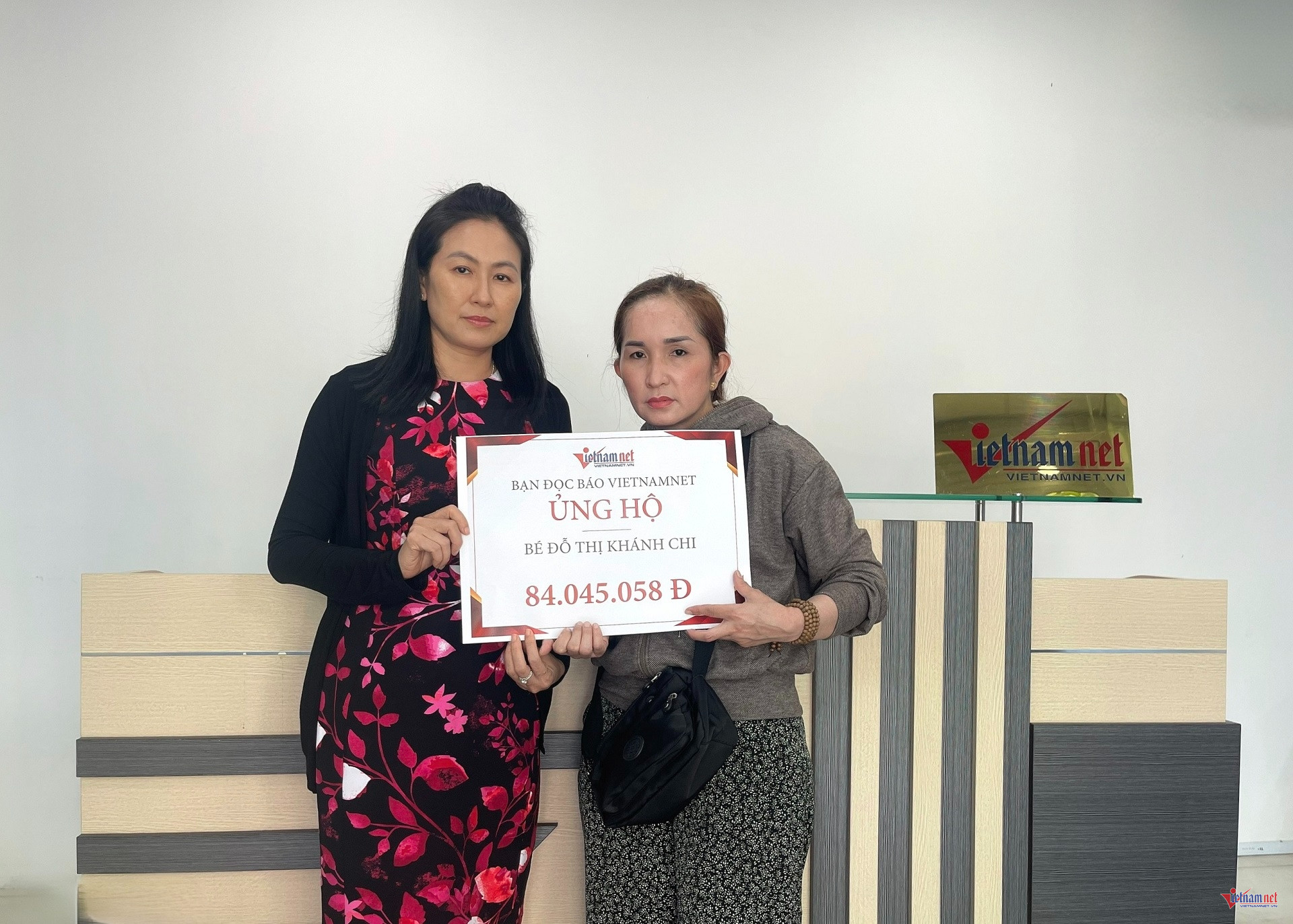 W-trao tiền khánh chi.jpg