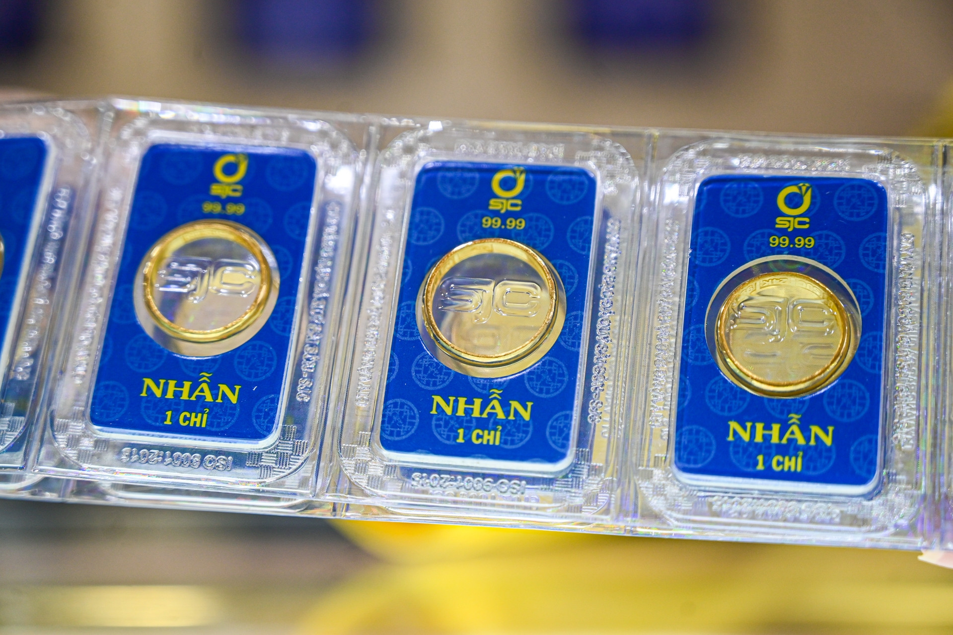 Giá vàng hôm nay 6/8/2025: Vàng thế giới tăng vọt, SJC sắp lập kỷ lục mới
