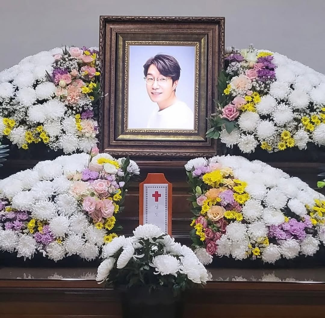 A list Korean Stars Send Funeral Wreaths in Tribute to Song Young KyuAt the memorial service, nu.jpg