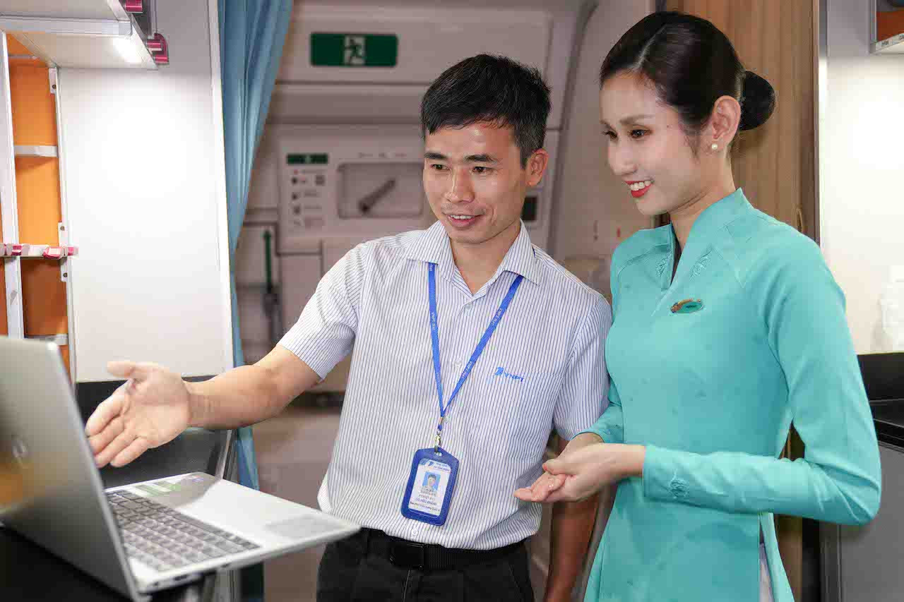 Cán bộ VNPT hướng dẫn tiếp viên trong việc kích hoạt và kết nối internet.JPG