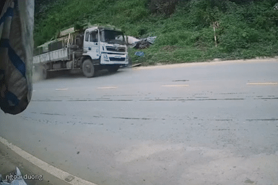 Clip xe tải lật trên quốc lộ đâm trúng chủ sạp hàng ven đường