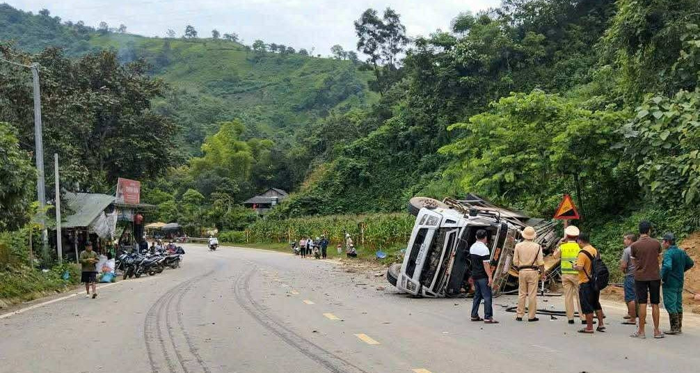 Clip xe tải lật trên quốc lộ đâm trúng chủ sạp hàng ven đường