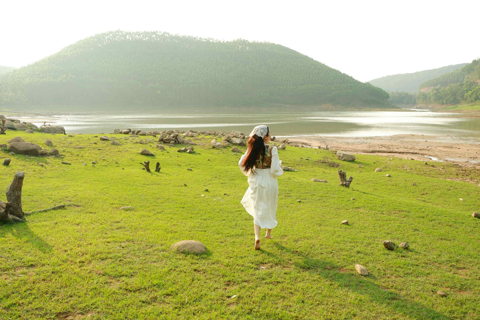 Điểm đến cách Hà Nội 80km có thác nước mát lạnh, bãi cỏ rộng mênh mông