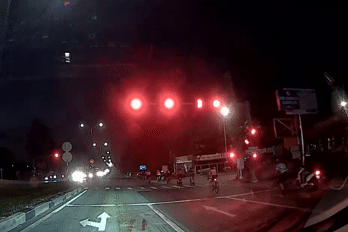 Đoàn xe đạp phóng vun vút vượt đèn đỏ trên đường 'tử thần' ở TPHCM