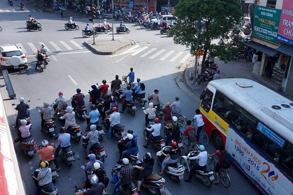 Dừng đèn đỏ trong bóng râm tránh nắng nóng, cẩn thận bị phạt tiền triệu như chơi