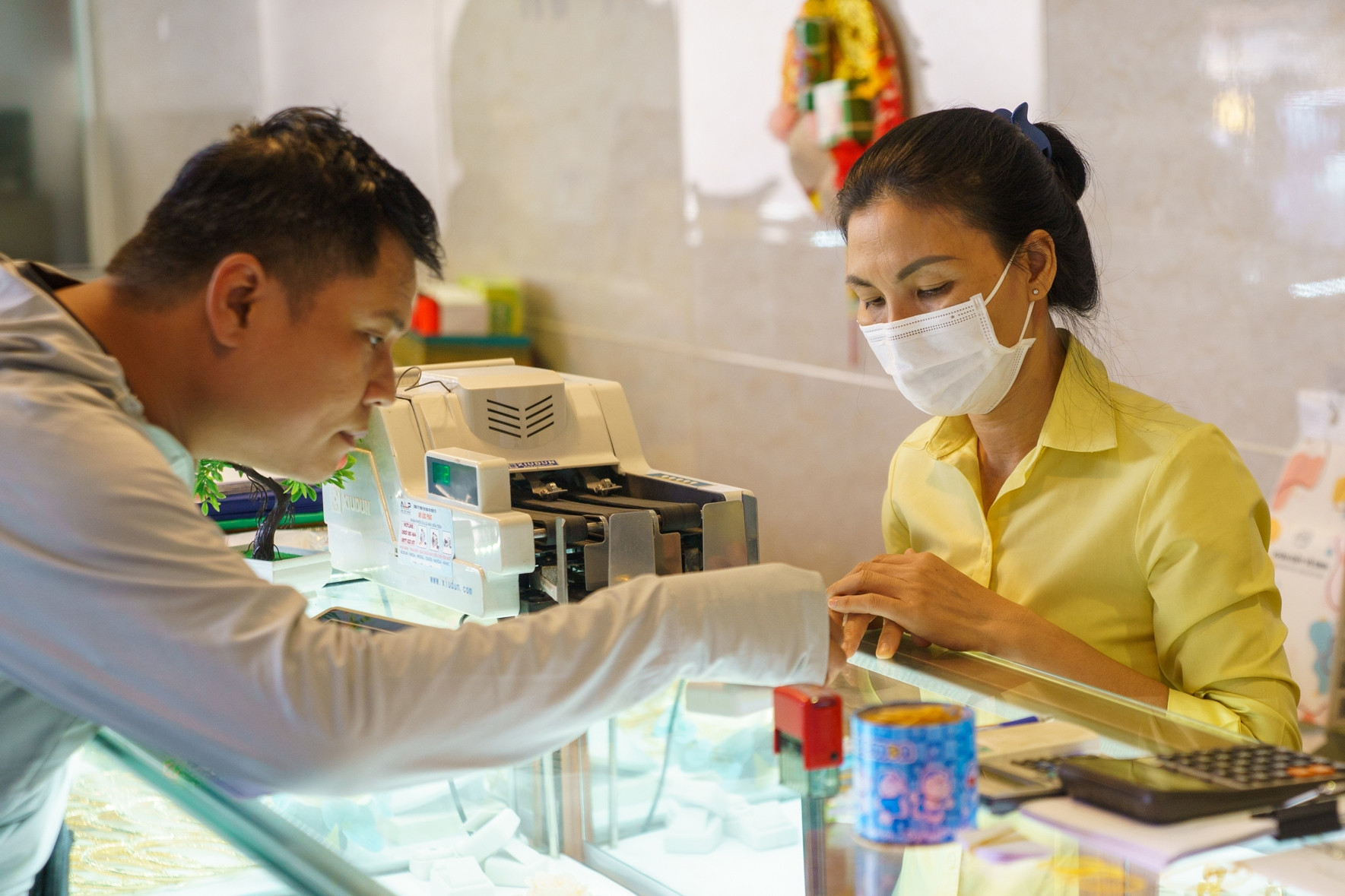 Giá vàng dự báo sớm leo lên đỉnh mới, chuyên gia chỉ ra một nghịch lý
