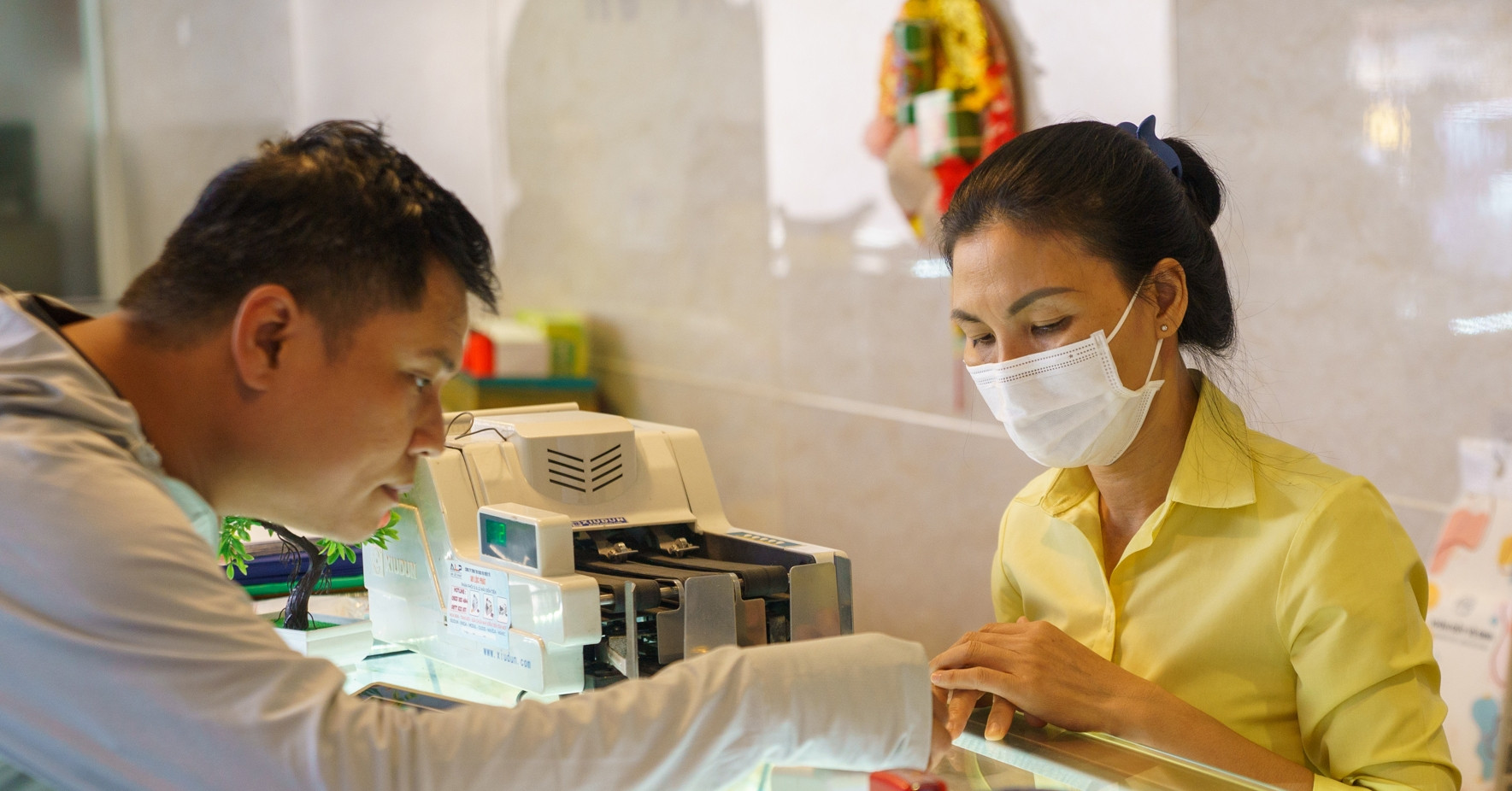 Giá vàng dự báo sớm leo lên đỉnh mới, chuyên gia chỉ ra một nghịch lý