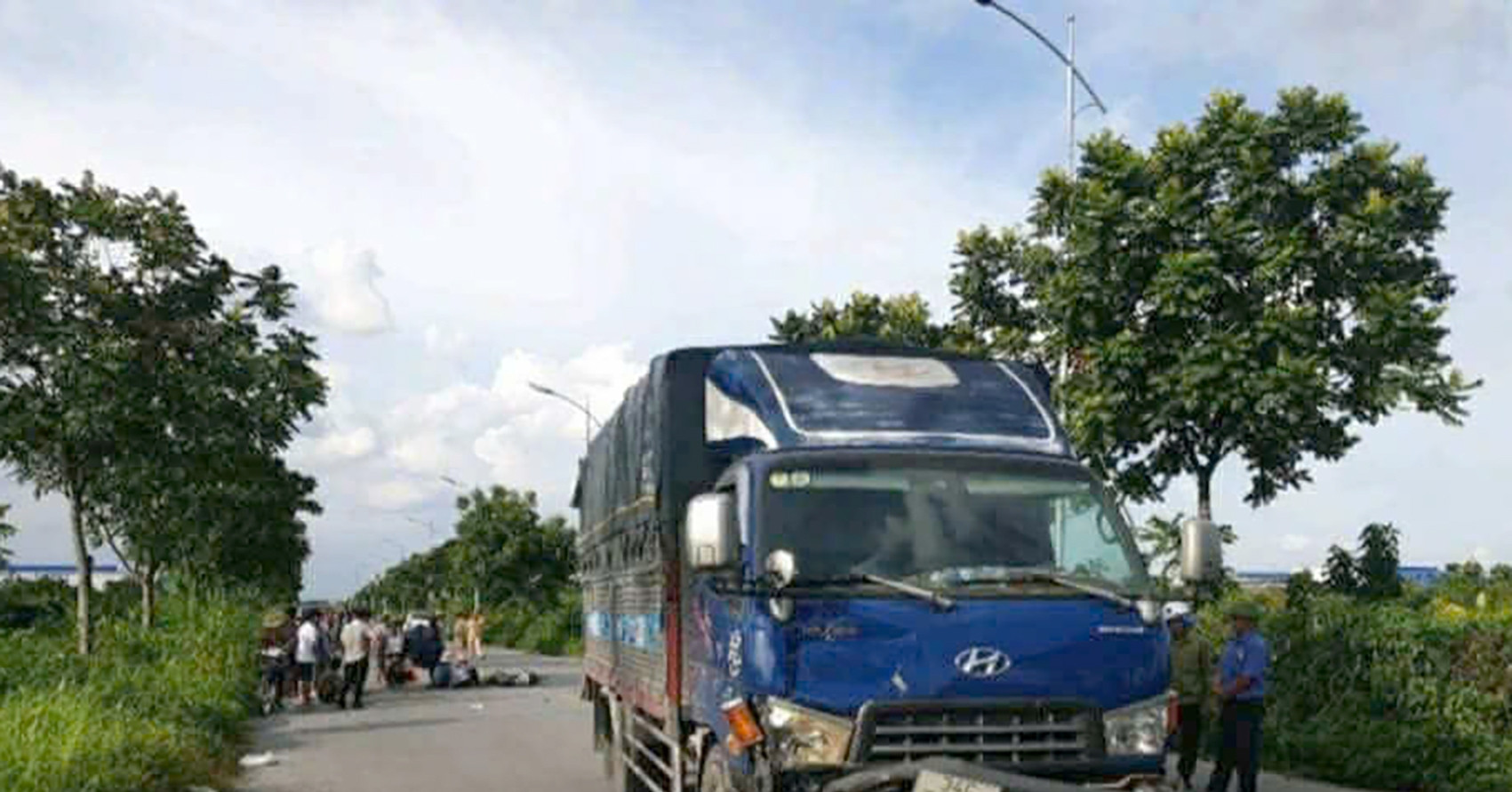 Hai vợ chồng đi xe máy điện tử vong sau va chạm với ô tô tải