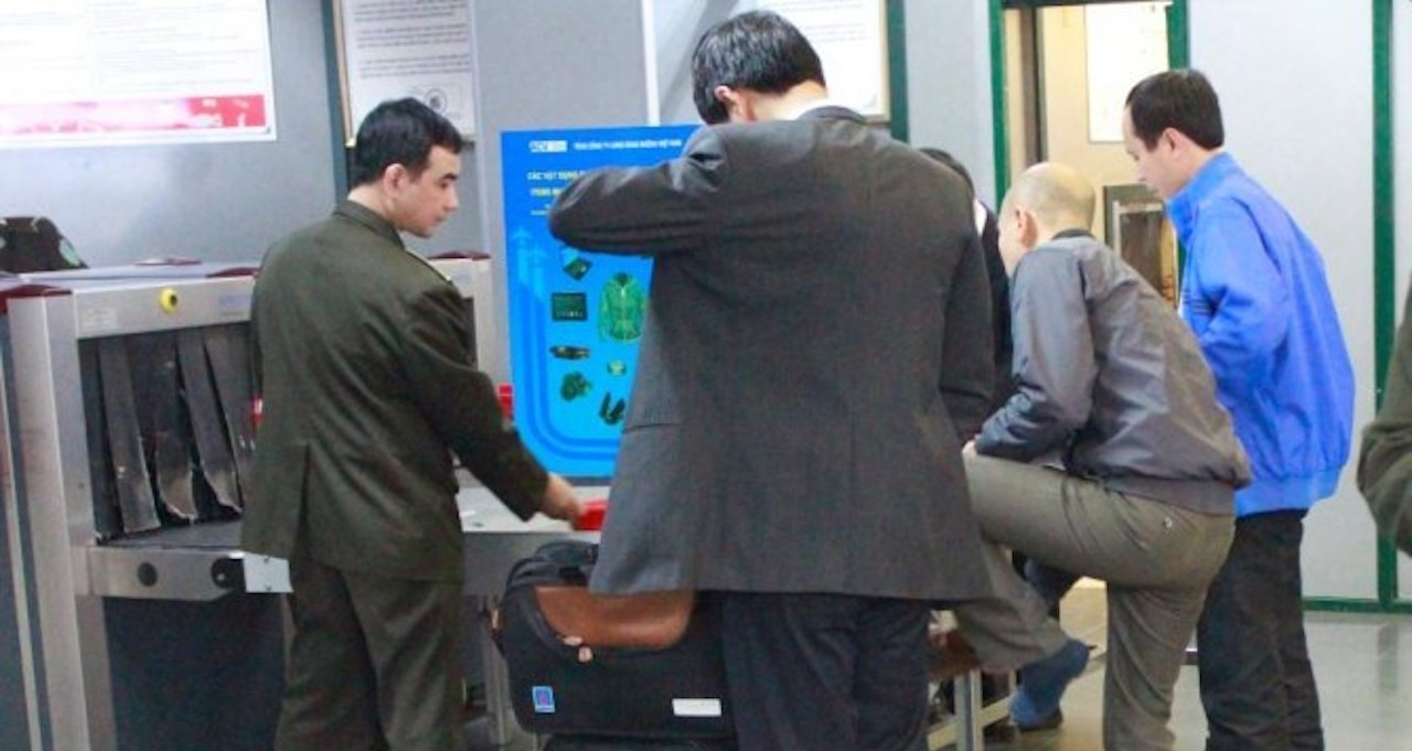 Hàng triệu khách phải cởi giày, thắt lưng qua an ninh sân bay: Vì sao không bỏ?