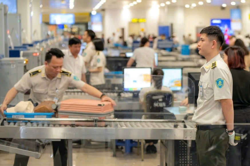 Hàng triệu khách phải cởi giày, thắt lưng qua an ninh sân bay: Vì sao không bỏ?