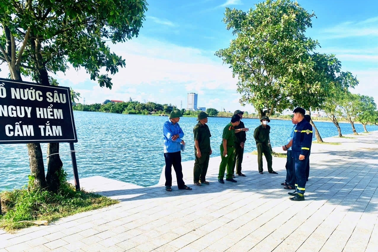 Hành động nguy hiểm của nhóm người tại hồ nước, cảnh sát Ninh Bình vào cuộc