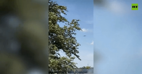 Khoảnh khắc lính Nga dùng súng trường bắn hạ UAV cỡ lớn của Ukraine