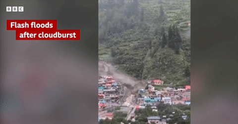 Khoảnh khắc lũ quét nhấn chìm làng ven sông Ấn Độ trong chớp mắt