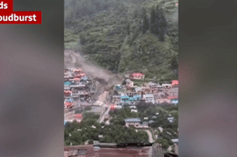 Khoảnh khắc lũ quét nhấn chìm làng ven sông Ấn Độ trong chớp mắt
