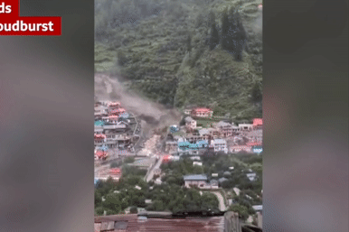 Khoảnh khắc lũ quét nhấn chìm làng ven sông Ấn Độ trong chớp mắt