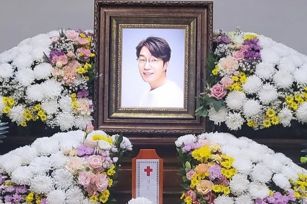 Không khí đau buồn bao trùm đám tang nam diễn viên 55 tuổi qua đời trong ô tô