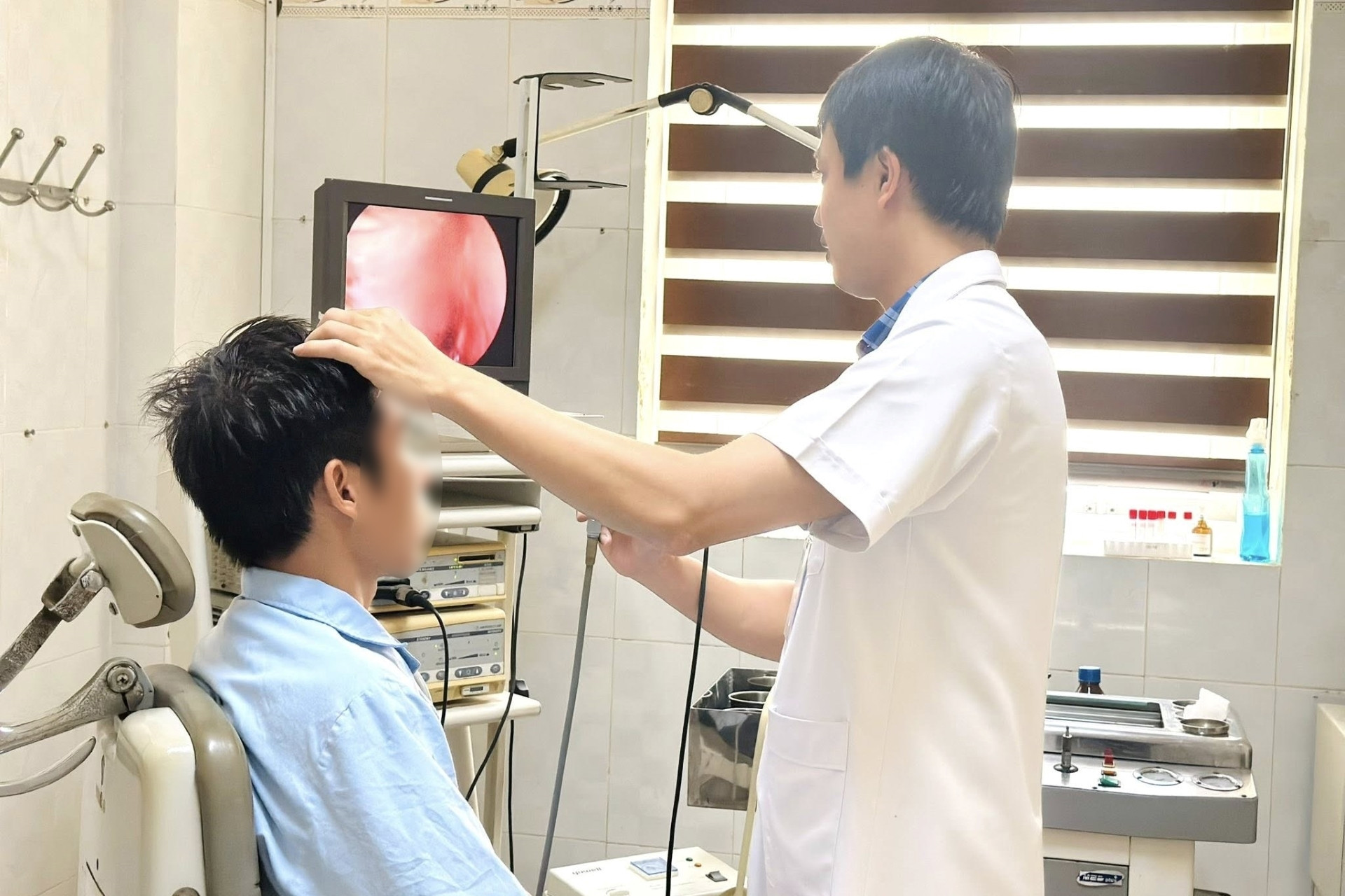Nam thanh niên bị mũi khoan đá dài 8cm đâm xuyên hốc mũi